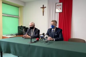 17.02.2021. Końskie. Stypendia Prezesa Rady Ministrów dla najzdolniejszych uczniów szkół ponadpodstawowych z województwa świętokrzyskiego. Na zdjęciu (od lewej): Krzysztof Lipiec - poseł PiS i Grzegorz Piec - starosta konecki / Magdalena Galas-Klusek / Radio Kielce