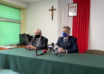 17.02.2021. Końskie. Stypendia Prezesa Rady Ministrów dla najzdolniejszych uczniów szkół ponadpodstawowych z województwa świętokrzyskiego. Na zdjęciu (od lewej): Krzysztof Lipiec - poseł PiS i Grzegorz Piec - starosta konecki / Magdalena Galas-Klusek / Radio Kielce