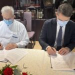 04.02.2021. Kielce. Podpisanie umowy o współpracy między ŚCO a GUM. Na zdjęciu (od lewej): prof. Stanisław Góźdź - dyrektor ŚCO i prof. Jacek Semaniak - prezes GUM / Iwona Murawska / Radio Kielce