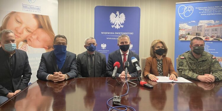 12.02.2021. Kielce. Konferencja w Świętokrzyskim Centrum Matki i Noworodka. Na zdjęciu (od lewej): Rafał Szpak - dyrektor Świętokrzyskiego Centrum Matki i Noworodka, Mirosław Gębski - starosta kielecki, Kazimierz Mądzik - świętokrzyski kurator oświaty, Zbigniew Koniusz - wojewoda świętokrzyski, Małgorzata Kiebzak - dyrektor świętokrzyskiego oddziału Narodowego Funduszu Zdrowia i płk Grzegorz Motak - dowódca 10. Świętokrzyskiej Brygady Obrony Terytorialnej / Iwona Murawska / Radio Kielce