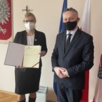 23.02.2021. Kielce. Wojewoda świętokrzyski powołał nowego konsultanta w dziedzinie medycyny paliatywnej. Na zdjęciu (od lewej): Agnieszka Toczek-Wasiak - konsultant wojewódzki w dziedzinie medycyny paliatywnej i Zbigniew Koniusz - wojewoda świętokrzyski / Iwona Murawska / Radio Kielce