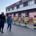 26.02.2021 Sandomierz. Przekazanie nowego wozu strażackiego. Na zdjęciu (od lewej)  kpt. Łukasz Zięba - dowódca uroczystości,  wojewoda Zbigniew Koniusz / Grażyna Szlęzak-Wójcik / Radio Kielce