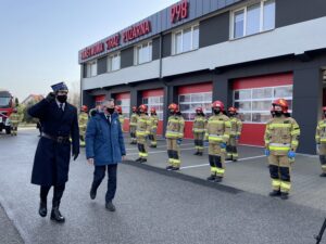 26.02.2021 Sandomierz. Przekazanie nowego wozu strażackiego. Na zdjęciu (od lewej) kpt. Łukasz Zięba - dowódca uroczystości, wojewoda Zbigniew Koniusz / Grażyna Szlęzak-Wójcik / Radio Kielce