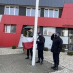 26.02.2021 Sandomierz. Przekazanie nowego wozu strażackiego. Poczet sztandarowy PSP w Sandomierzu / Grażyna Szlęzak-Wójcik / Radio Kielce