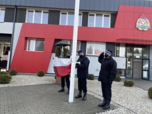 26.02.2021 Sandomierz. Przekazanie nowego wozu strażackiego. Poczet sztandarowy PSP w Sandomierzu / Grażyna Szlęzak-Wójcik / Radio Kielce