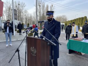 26.02.2021 Sandomierz. Przekazanie nowego wozu strażackiego. Na zdjęciu starszy kpt. Piotr Krytusa - komendant powiatowy PSP w Sandomierzu / Grażyna Szlęzak-Wójcik / Radio Kielce