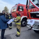 26.02.2021 Sandomierz. Przekazanie nowego wozu strażackiego. Na zdjęciu (od lewej): wojewoda Zbigniew Koniusz i młodszy kpt. Krzysztof Tabaka - PSP w Sandomierzu / Grażyna Szlęzak-Wójcik / Radio Kielce