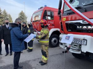 26.02.2021 Sandomierz. Przekazanie nowego wozu strażackiego. Na zdjęciu (od lewej): wojewoda Zbigniew Koniusz i młodszy kpt. Krzysztof Tabaka - PSP w Sandomierzu / Grażyna Szlęzak-Wójcik / Radio Kielce