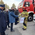26.02.2021 Sandomierz. Przekazanie nowego wozu strażackiego. Na zdjęciu (od lewej): od lewej Grzegorz  Rajca zastępca komendanta wojewódzkiego PSP, wojewoda Zbigniew Koniusz i młodszy kpt. Krzysztof Tabaka - PSP w Sandomierzu / Grażyna Szlęzak-Wójcik / Radio Kielce