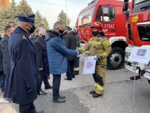 26.02.2021 Sandomierz. Przekazanie nowego wozu strażackiego. Na zdjęciu (od lewej): od lewej Grzegorz Rajca zastępca komendanta wojewódzkiego PSP, wojewoda Zbigniew Koniusz i młodszy kpt. Krzysztof Tabaka - PSP w Sandomierzu / Grażyna Szlęzak-Wójcik / Radio Kielce