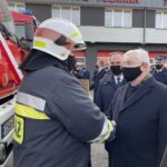 26.02.2021 Sandomierz. Przekazanie nowego wozu strażackiego. Na zdjęciu: poseł Marek Kwitek i poseł Krzysztof Lipiec / Grażyna Szlęzak-Wójcik / Radio Kielce