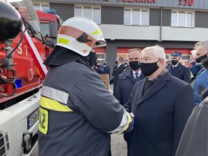 26.02.2021 Sandomierz. Przekazanie nowego wozu strażackiego. Na zdjęciu: poseł Marek Kwitek i poseł Krzysztof Lipiec / Grażyna Szlęzak-Wójcik / Radio Kielce