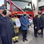 26.02.2021 Sandomierz. Przekazanie nowego wozu strażackiego. Na zdjęciu (od lewej): Grzegorz Rajca - zastępca komendanta wojewódzkiego PSP, Marcin Piwnik - starosta sandomierski, Andrzej Bętkowski - marszałek województwa, młodszy kpt. Krzysztof Tabaka - PSP w Sandomierzu, wojewoda Zbigniew Koniusz, poseł Krzysztof Lipiec, młodszy ogniomistrz Łukasz Lipiński, poseł Marek Kwitek / Grażyna Szlęzak-Wójcik / Radio Kielce