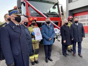 26.02.2021 Sandomierz. Przekazanie nowego wozu strażackiego. Na zdjęciu (od lewej): Grzegorz Rajca - zastępca komendanta wojewódzkiego PSP, Marcin Piwnik - starosta sandomierski, Andrzej Bętkowski - marszałek województwa, młodszy kpt. Krzysztof Tabaka - PSP w Sandomierzu, wojewoda Zbigniew Koniusz, poseł Krzysztof Lipiec, młodszy ogniomistrz Łukasz Lipiński, poseł Marek Kwitek / Grażyna Szlęzak-Wójcik / Radio Kielce