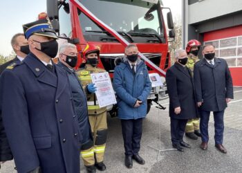 26.02.2021 Sandomierz. Przekazanie nowego wozu strażackiego. Na zdjęciu (od lewej): Grzegorz Rajca - zastępca komendanta wojewódzkiego PSP, Marcin Piwnik - starosta sandomierski, Andrzej Bętkowski - marszałek województwa, młodszy kpt. Krzysztof Tabaka - PSP w Sandomierzu, wojewoda Zbigniew Koniusz, poseł Krzysztof Lipiec, młodszy ogniomistrz Łukasz Lipiński, poseł Marek Kwitek / Grażyna Szlęzak-Wójcik / Radio Kielce