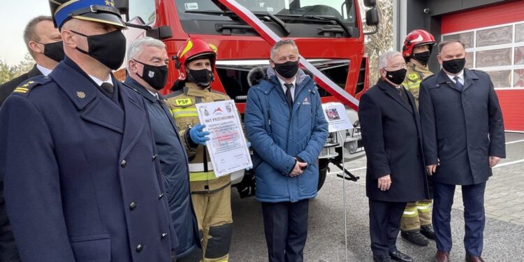 26.02.2021 Sandomierz. Przekazanie nowego wozu strażackiego. Na zdjęciu (od lewej): Grzegorz Rajca - zastępca komendanta wojewódzkiego PSP, Marcin Piwnik - starosta sandomierski, Andrzej Bętkowski - marszałek województwa, młodszy kpt. Krzysztof Tabaka - PSP w Sandomierzu, wojewoda Zbigniew Koniusz, poseł Krzysztof Lipiec, młodszy ogniomistrz Łukasz Lipiński, poseł Marek Kwitek / Grażyna Szlęzak-Wójcik / Radio Kielce