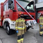 26.02.2021 Sandomierz. Przekazanie nowego wozu strażackiego. Na zdjęciu (od lewej): od lewej młodszy kpt. Krzysztof Tabaka, młodszy ogniomistrz Łukasz Lipiński / Grażyna Szlęzak-Wójcik / Radio Kielce