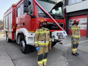 26.02.2021 Sandomierz. Przekazanie nowego wozu strażackiego. Na zdjęciu (od lewej): od lewej młodszy kpt. Krzysztof Tabaka, młodszy ogniomistrz Łukasz Lipiński / Grażyna Szlęzak-Wójcik / Radio Kielce