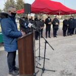 26.02.2021 Sandomierz. Przekazanie nowego wozu strażackiego. Na zdjęciu wojewoda Zbigniew Koniusz / Grażyna Szlęzak-Wójcik / Radio Kielce