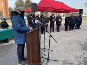 26.02.2021 Sandomierz. Przekazanie nowego wozu strażackiego. Na zdjęciu wojewoda Zbigniew Koniusz / Grażyna Szlęzak-Wójcik / Radio Kielce