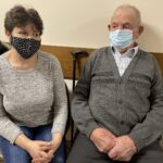 04.02.2021 Imielno. Najstarszy mieszkaniec Świętokrzyskiego przyjmuje szczepienie przeciwko COVID-19. Na zdjęciu Leon Kaleta z wnuczką Beatą Miernicką  / Ewa Pociejowska-Gawęda / Radio Kielce