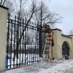 13.02.2021. Kielce. Naprawa ogrodzenia Parku Miejskiego w Kielcach / Monika Miller / Radio Kielce