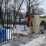 13.02.2021. Kielce. Naprawa ogrodzenia Parku Miejskiego w Kielcach / Monika Miller / Radio Kielce