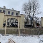 13.02.2021. Kielce. Naprawa ogrodzenia Parku Miejskiego w Kielcach / Monika Miller / Radio Kielce