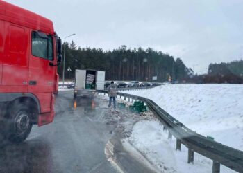 13.02.2021 Cedzyna. Skrzynki z piwem wypadły z samochodu / słuchacz