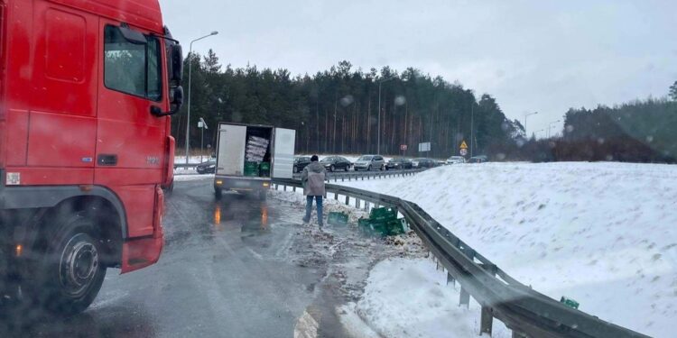 13.02.2021 Cedzyna. Skrzynki z piwem wypadły z samochodu / słuchacz