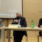 15.02.2021 Kielce. Posiedzenie komitetu monitorującego powstanie programów operacyjnych w regionie. Na zdjęciu (od lewej): Marek Bogusławski - wicemarszałek województwa, Andrzej Bętkowski - marszałek województwa, Renata Janik - wicemarszałek województwa / Michał Kita / Radio Kielce