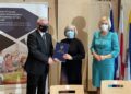 25.02.2021. Kielce. Podpisanie umów na dofinansowanie profilaktyki chorób zawodowych i badań dla pracowników firm i instytucji z Kieleckiego Obszaru Funkcjonalnego. Na zdjęciu (od lewej): Andrzej Bętkowski - marszałek województwa świętokrzyskiego, Elżbieta Śreniawska - prezes MPK w Kielcach i Renata Janik - wicemarszałek województwa świętokrzyskiego / Michał Kita / Radio Kielce