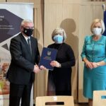 25.02.2021. Kielce. Podpisanie umów na dofinansowanie profilaktyki chorób zawodowych i badań dla pracowników firm i instytucji z Kieleckiego Obszaru Funkcjonalnego. Na zdjęciu (od lewej): Andrzej Bętkowski - marszałek województwa świętokrzyskiego, Elżbieta Śreniawska - prezes MPK w Kielcach i Renata Janik - wicemarszałek województwa świętokrzyskiego / Michał Kita / Radio Kielce