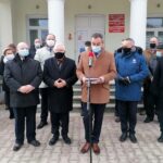 28.02.2021 Tuczępy. Spotkanie przed urzędem gminy. Na zdjęciu (w pierwszym rzędzie, od lewej): Jan Bartosik – pełnomocnik struktur PiS w powiecie buskim i radny powiatu, poseł Krzysztof Lipiec, Marek Marszałek – pełniący obowiązki wójta Tuczęp, wojewoda Zbigniew Koniusz i marszałek Andrzej Bętkowski / Marta Gajda / Radio Kielce