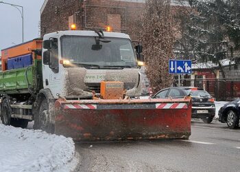 zima, pług, odśnieżanie, śnieg / Robert Felczak / Radio Kielce