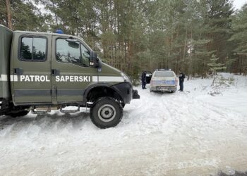 16.02.2021. Suków. Patrol saperski w lesie w Sukowie / Jarosław Kubalski / Radio Kielce