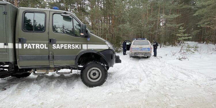 16.02.2021. Suków. Patrol saperski w lesie w Sukowie / Jarosław Kubalski / Radio Kielce