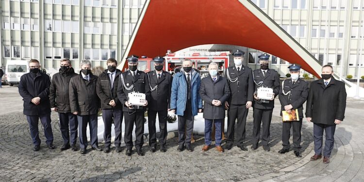 23.02.2021. Kielce. Przekazanie jednostką OSP profesjonalnych systemów alarmowym / Jarosław Kubalski / Radio Kielce