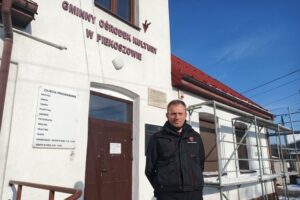 26.02.2021. Piekoszów. Remont budynku Biblioteki Centrum Kultury w Piekoszowie. Na zdjęciu: Zbigniew Piątek - wójt Piekoszowa / piekoszow.pl