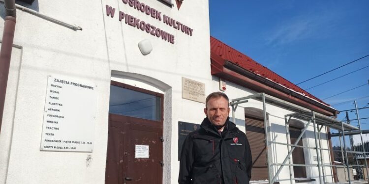 26.02.2021. Piekoszów. Remont budynku Biblioteki Centrum Kultury w Piekoszowie. Na zdjęciu: Zbigniew Piątek - wójt Piekoszowa / piekoszow.pl