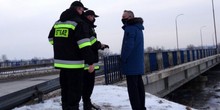 17.02.2021 Pińczów. Wojewoda Zbigniew Koniusz (z prawej) zapoznał się z sytuacją powodziową na Nidzie / Świętokrzyski Urząd Wojewódzki