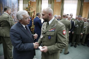 20.12.2018 Kielce. Wigilia w Centrum Przygotowań do Misji Zagranicznych na Bukówce. Poseł Krzysztof Lipiec i płk Paweł Chabielski / Jarosław Kubalski / Radio Kielce