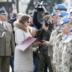 11.11.2019 Kielce. Święto Niepodległości. Uroczystości na Placu Wolności. Z lewej pułkownik Paweł Chabielski i wojewoda Agata Wojtyszek wręczają flagi dla powracających na misje kontyngentów wojskowych / Jarosław Kubalski / Radio Kielce