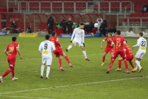 20.02.2021. Łódź. Zaległy mecz 16. kolejki Fortuna 1. Ligi: Widzew - Korona Kielce / Krzysztof Bujnowicz / Radio Kielce