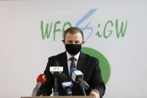 15.02.2021 Kielce. WFOŚiGW. Konferencja w sprawie podpisania porozumień ze świętokrzyskimi samorządami w sprawie realizacji programu „Czyste Powietrze”. Na zdjęciu: Prezes Zarządu Wojewódzkiego Funduszu Ochrony Środowiska i Gospodarki Wodnej w Kielcach Ryszard Gliwiński / Jarosław Kubalski / Radio Kielce