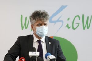 15.02.2021 Kielce. WFOŚiGW. Konferencja w sprawie podpisania porozumień ze świętokrzyskimi samorządami w sprawie realizacji programu „Czyste Powietrze”. Na zdjęciu: senator Krzysztof Słoń / Jarosław Kubalski / Radio Kielce