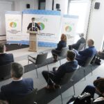 15.02.2021 Kielce. WFOŚiGW. Konferencja w sprawie podpisania porozumień ze świętokrzyskimi samorządami w sprawie realizacji programu „Czyste Powietrze”. Przemawia senator Krzysztof Słoń / Jarosław Kubalski / Radio Kielce