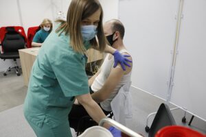 17.02.2021 Kielce. Szpital tymczasowy na Targach Kielce. Szczepienia nauczycieli przeciwko COVID-19 szczepionką AstraZeneca / Jarosław Kubalski / Radio Kielce