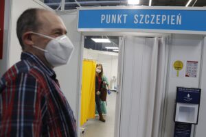 17.02.2021 Kielce. Szpital tymczasowy na Targach Kielce. Szczepienia nauczycieli przeciwko COVID-19 szczepionką AstraZeneca / Jarosław Kubalski / Radio Kielce