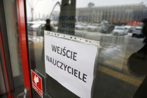 17.02.2021 Kielce. Szpital tymczasowy na Targach Kielce. Szczepienia nauczycieli przeciwko COVID-19 szczepionką AstraZeneca / Jarosław Kubalski / Radio Kielce